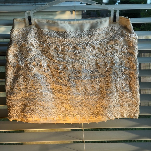 Cream color mini skirt - Picture 1 of 2